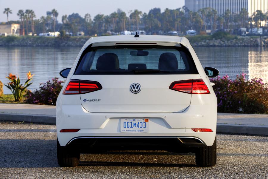  Volkswagen e-Golf 2017 года  (NA) (фото 10 из 32)